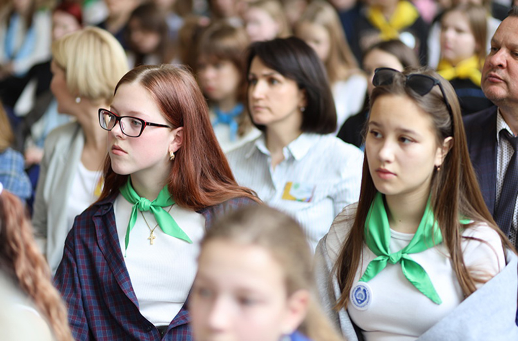 Фото VII Фестиваль школьников и студентов «Медиация будущего». Дети слушают выступление
